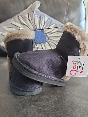 NWT Olivia Miller Black Faux-Fur Trim Kids Booties